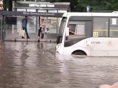 Ныряющий в лужу мальчик едва не угодил под проплывающий автобус в Воронеже 