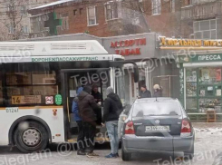 Пассажирский автобус столкнулся с легковушкой в Воронеже