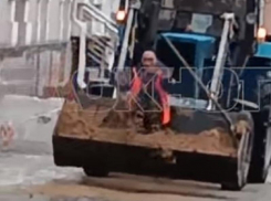 Нестандартная посыпка дороги-катка коммунальщиком попала на видео в Воронеже
