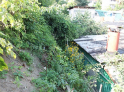 Осыпающийся грунт может похоронить воронежскую пенсионерку в собственном доме