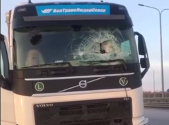 Дрон пробил стекло фуры в Воронежской области - опубликовано видео