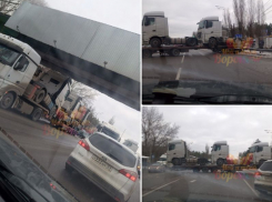 Застрявший тягач под мостом блокировал движение в Юго-Западном микрорайоне Воронежа