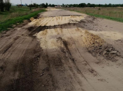 Ужасной дорогой в Воронежской области наконец занялись