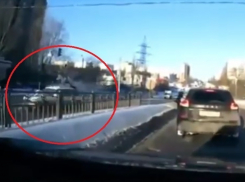 На видео попало, как «Субару» сбил женщину на улице 9 Января в Воронеже 