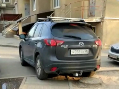 Заезжего мастера парковки на Mazda пристыдили в Воронеже