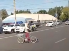 Отчаянный пешеход с велосипедом бросил вызов шестиполосному проспекту в Воронеже