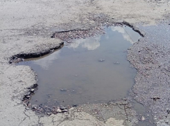 Расширяющаяся выбоина поражает воображение жителей Воронежской области