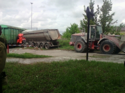 Под Воронежем водитель КамАЗа протаранил поезд и погиб