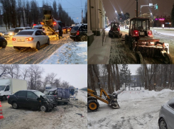 Сумасшедшие пробки, страшные ДТП и ад во дворах: как Воронеж встретил первый снегопад