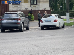 Mercedes спрятал номера на платной парковке под окнами воронежского правительства