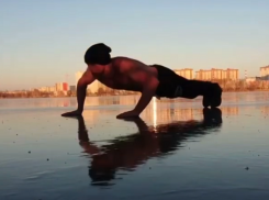 Силовые отжимая с голым торсом на льду показал турникмен-блогер в Воронеже