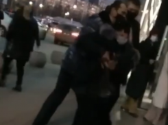 Охранники ТЦ устроили потасовку с женщиной за украденные трусы в Воронеже