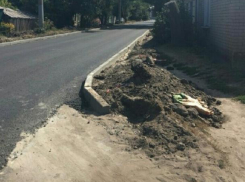 Воронежские дорожники унизили пешеходов кучами и отсутствием тротуара