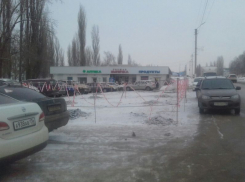 Под Воронежем пациентов больницы выталкивают на проезжую часть