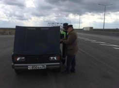 Полицейские отбуксировали машину пенсионера с воронежской трассы во время самоизоляции