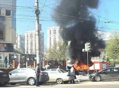 В Воронеже у цирка сгорело дорогое авто
