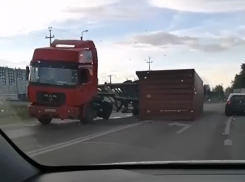 Фура уронила гигантский контейнер посреди дороги в Воронеже