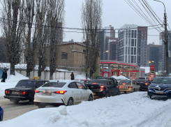 Снежно-морозные пробки становятся предсказуемыми в Воронеже, зато таксисты рады