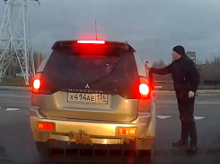 Пешеход залил водителя из баллончика и попал на видео в Воронеже