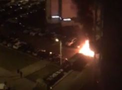 Взрыв во время массового горения иномарок сняли в воронежском дворе 