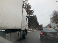 Причину гигантских пробок средь бела дня наглядно показали в центре Воронежа
