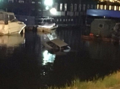 Припаркованный автомобиль скатился в Воронежское водохранилище
