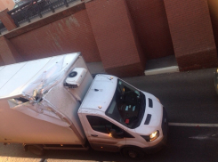 Самоуверенный грузовик облажался перед Каменным мостом в Воронеже