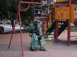 Человека в костюме химзащиты и противогазе повстречали в Воронеже