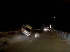 Жесткое ДТП на мосту из-за дорожников показали в Воронеже