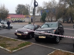 Асфальт поглотил припаркованные машины в Воронеже