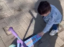 Ребенок на самокате «провалился» в Плехановскую в Воронеже