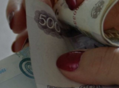 В Воронежской области женщина отобрала деньги у нерешительного гражданина