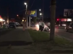Жесткую потасовку в нарядной толпе сняли у дороги в Воронеже 