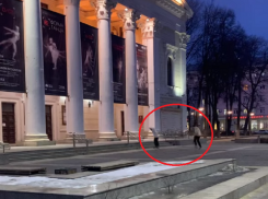 Скейтеры устроили отработку трюков с прыжками у театра в Воронеже 