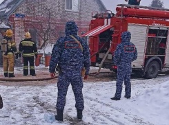 Пожилую женщину героически спасли из горящего дома в Воронеже