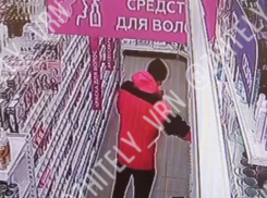 Очень грязный воришка попал на видео в Воронеже