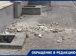 Рассыпающийся дом засыпал тротуар кирпичами в центре Воронежа