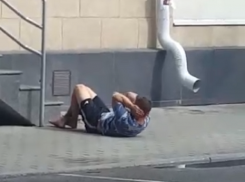 Нездоровую любовь к спорту босоногого воронежца сняли на видео