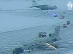 Посадку украинских военнопленных в самолет, который сбили над Белгородской областью, показали на видео 