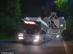 Спасло чудо: уход от лобового столкновения с автобусом попал на видео в Воронеже 