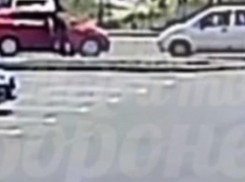 Странная ситуация попала на видео в Воронеже