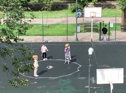 Странную детскую игру с коробками на головах сняли на видео в центре Воронежа