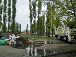Воронежцы превратили детскую площадку в свалку и стоянку
