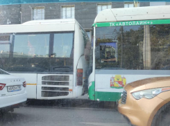 Автобус «Автолайн» «поцеловал попу» конкурента на воронежской дороге 