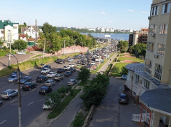  Воронежский мост встал в пятничную пробку   
