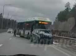 Пассажирский автобус столкнулся с легковушкой на воронежской трассе