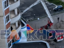 Воронежцы сообщили о выпавшем из окна человеке - его пытались поймать батутом