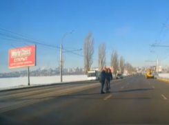 Достойный поступок воронежца сняли на Чернавском мосту 