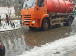 Лужу, заставившую школьников залезть на забор, откачали в Воронеже 