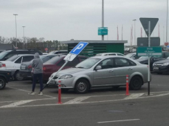 Инвалидный знак наказал автомобиль на парковке у воронежского ТЦ